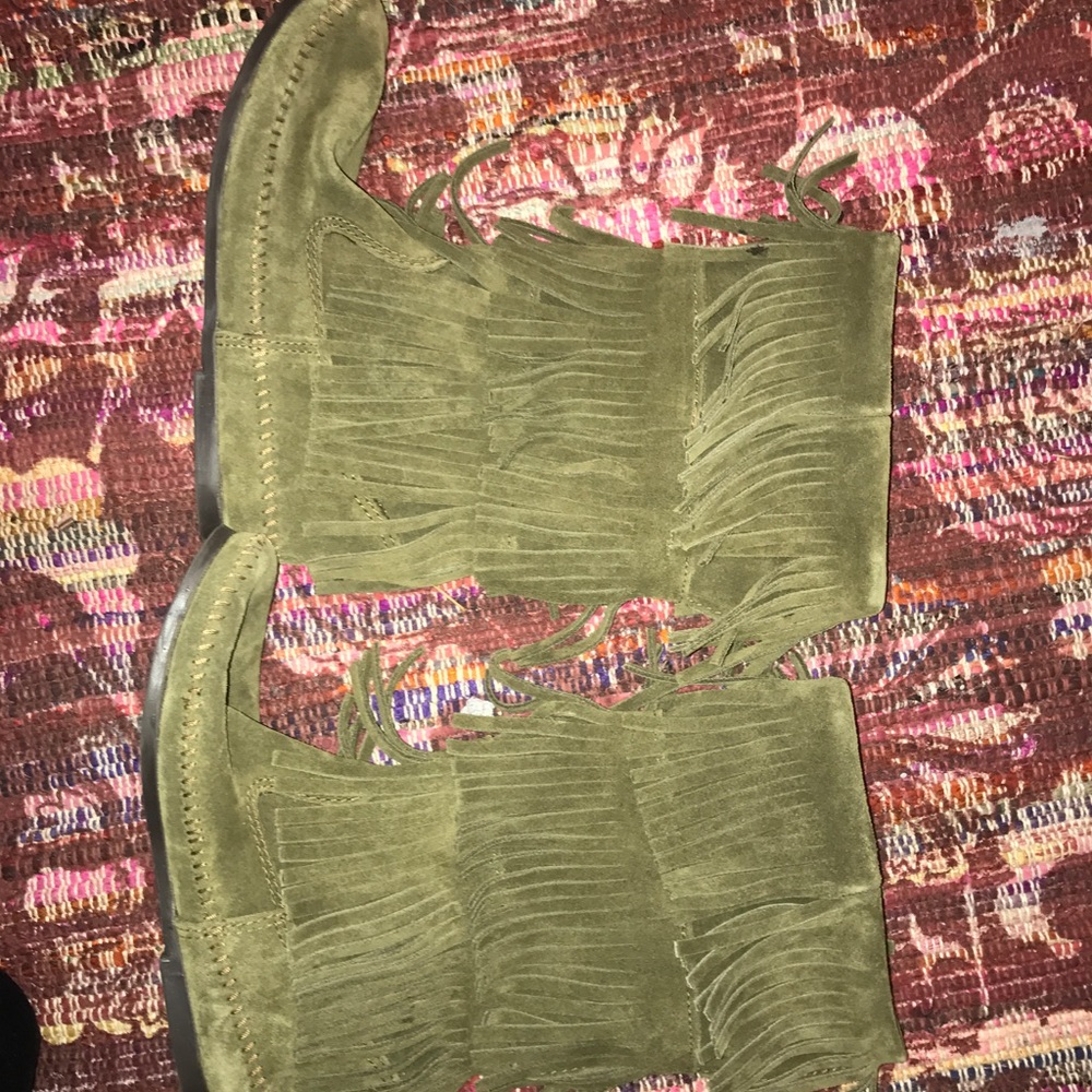 Minnetonka 3 fringe moccasin boots